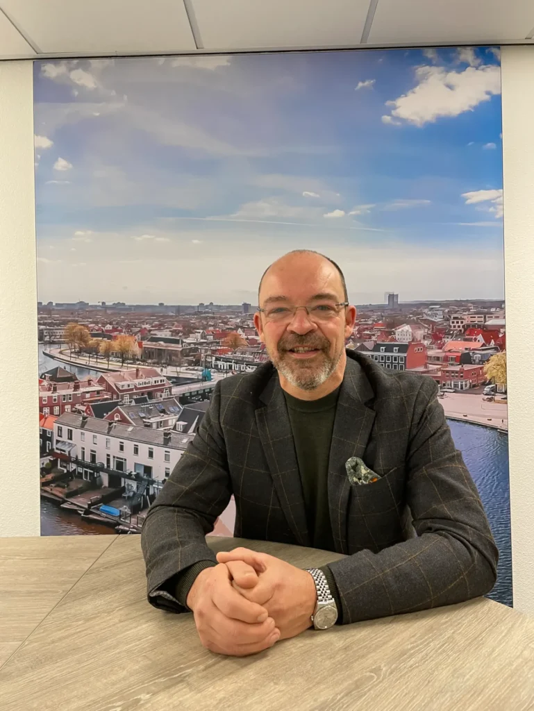Portretfoto van een VEB bestuurslid tijdens een zakelijk gesprek