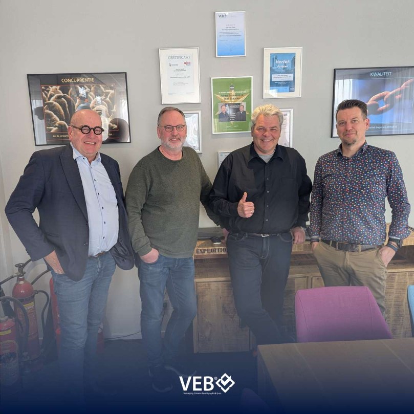 VEB op bezoek bij trotse leden met certificaten aan de muur.