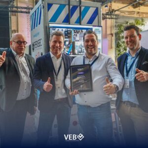 Parisec B.V. ontvangt VEB-partnercertificaat tijdens VEB Event 2025 met trots en duimen omhoog.