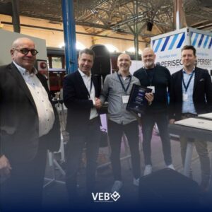 Uitreiking VEB-certificaat aan nieuwe partner tijdens VEB Event met handdruk en teamfoto.