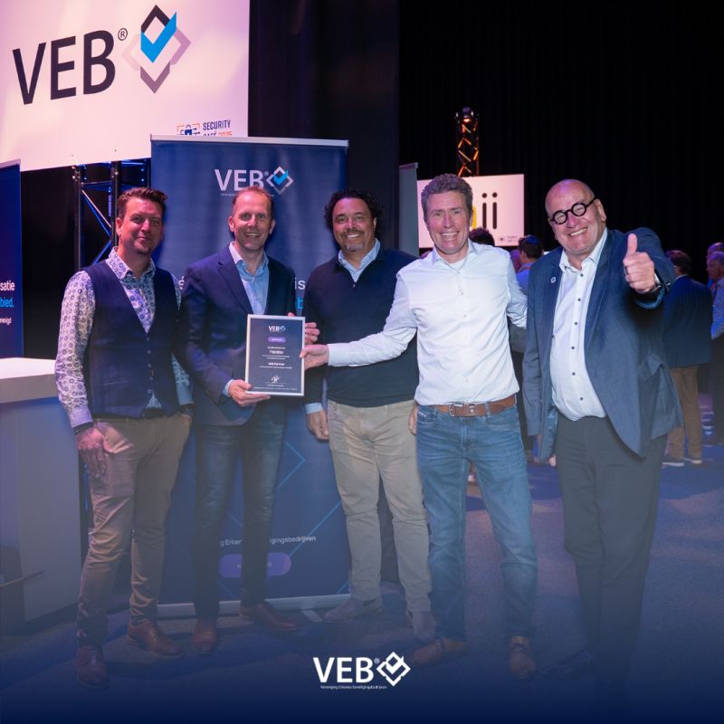 Uitreiking VEB-certificaat aan partnerorganisatie tijdens evenement met trotse teamleden.