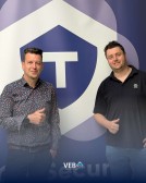 VEB-bezoek bij T Security met twee teamleden voor bedrijfsbanner.