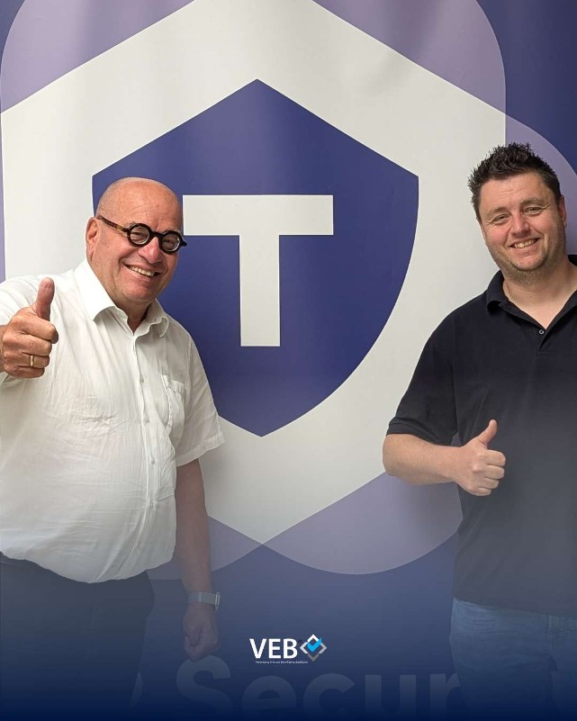 VEB-bezoek bij T Security met duim omhoog voor bedrijfslogo op achtergrond.