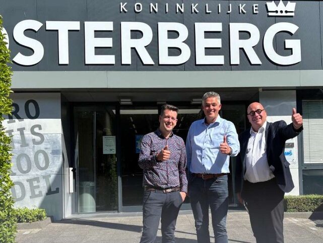 VEB-bezoek bij Koninklijke Oosterberg met drie gewaardeerde partners voor hoofdingang.