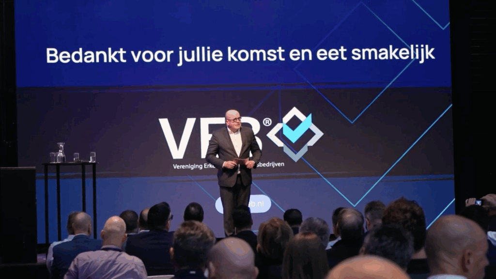 Fred sluit VEB Event 2025 af met dankwoord voor volle zaal bezoekers.