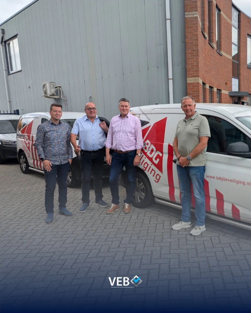 VEB-bezoek bij BDG Beveiliging met teamleden voor bedrijfswagens op locatie.